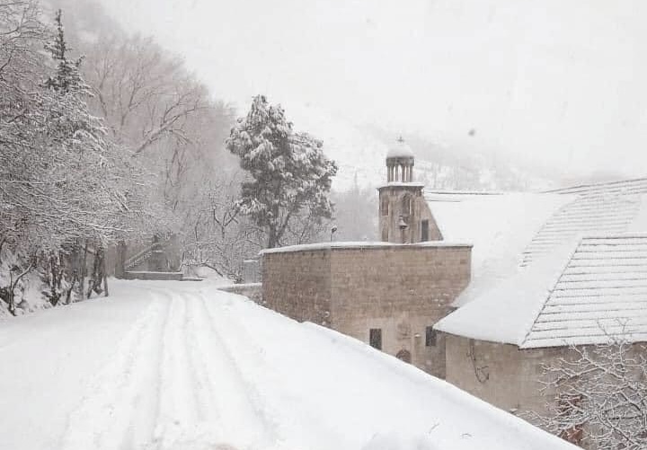 Le monastère Saints-Serge-et-Bacchus à Éhden sous la neige, avec son clocheton et la route enneigée