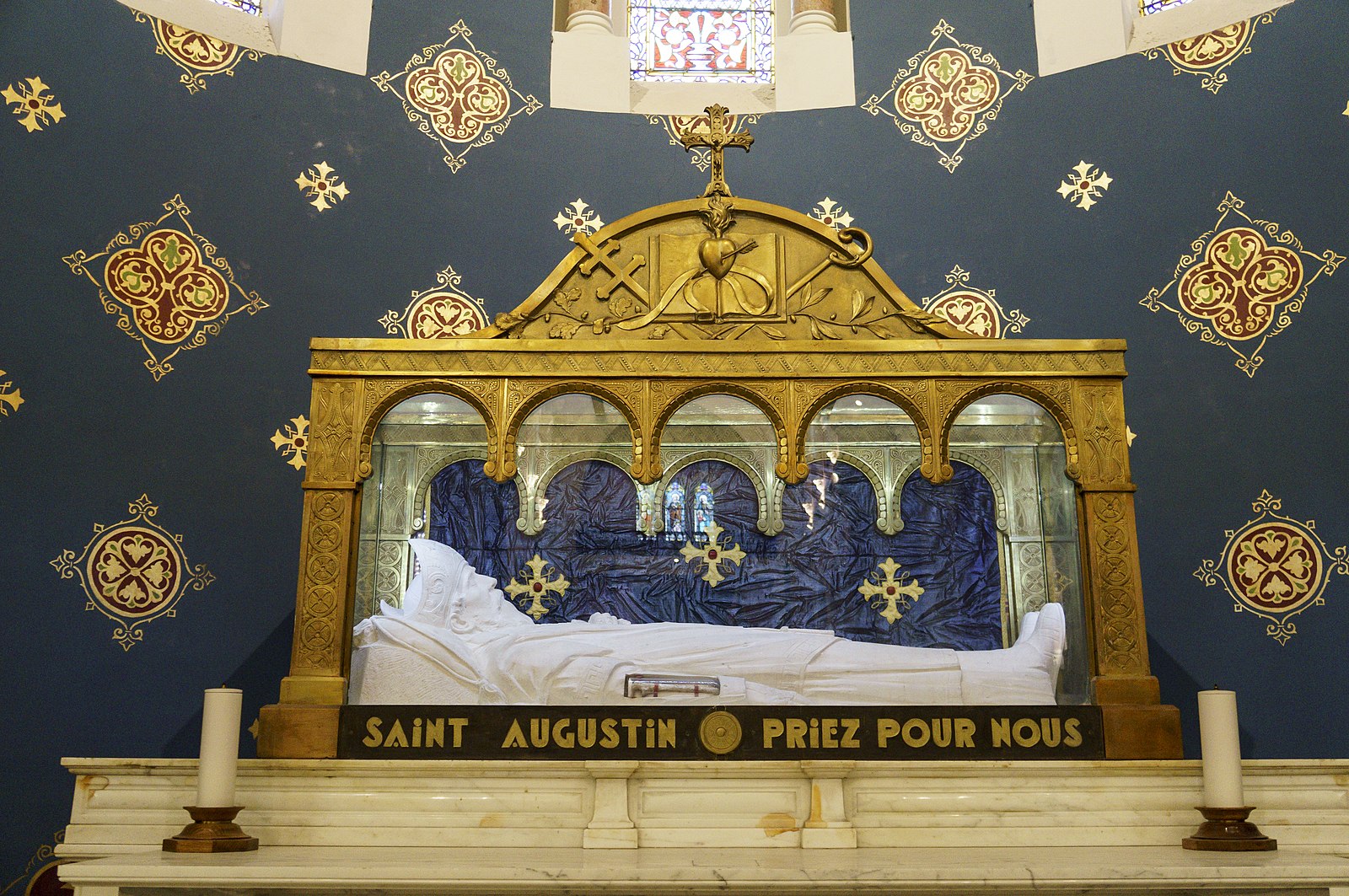 Reliquaire doré et vitré avec un gisant blanc de saint Augustin, basilique d’Hippone (Annaba)